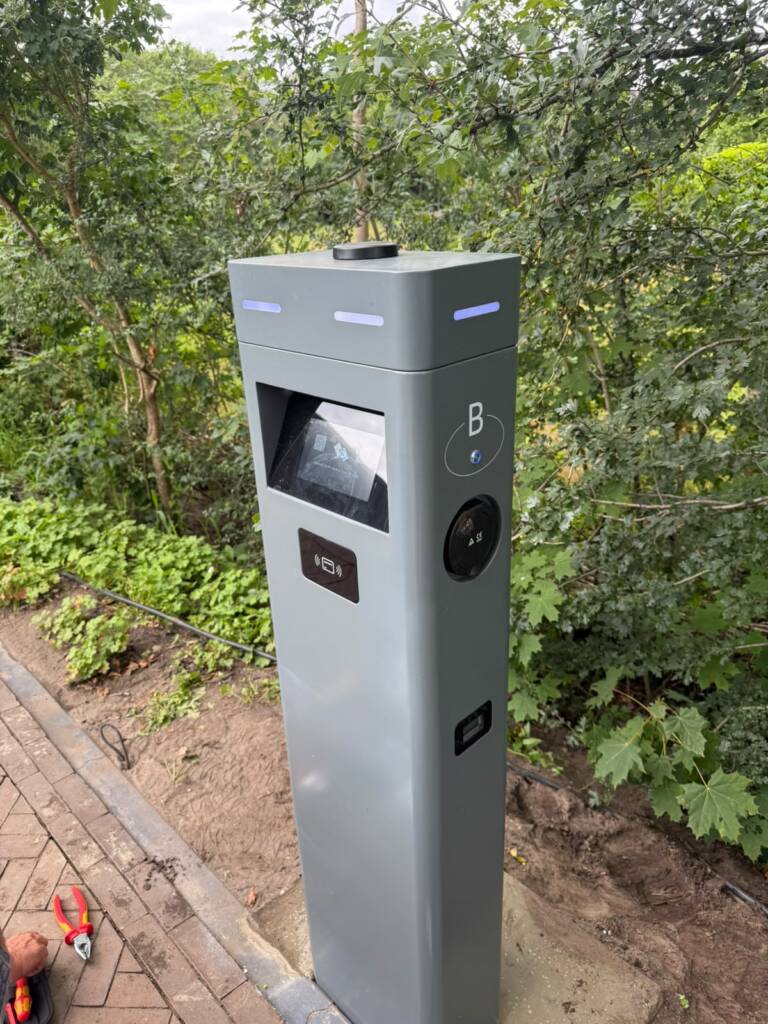 Laadpaal met display en pasleser, geplaatst door Charge Zone